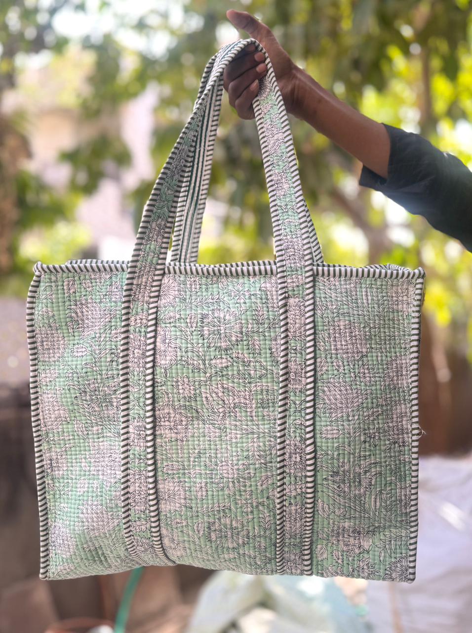 👜 Quilted Tote Bag with Zip Closure