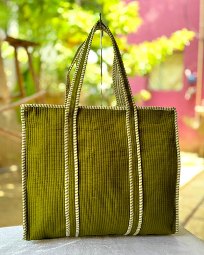 👜 Quilted Tote Bag with Zip Closure