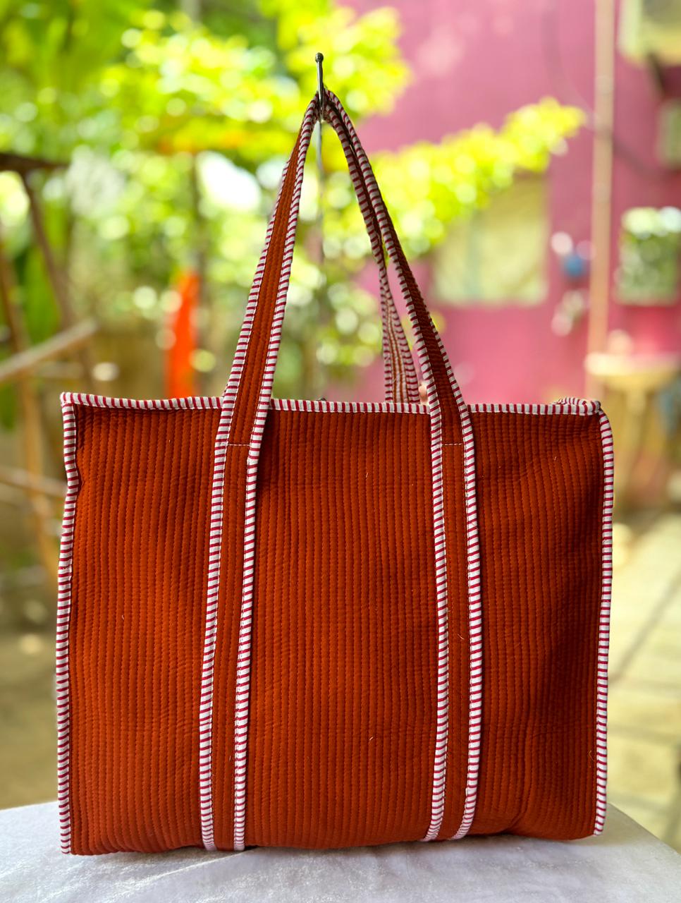 👜 Quilted Tote Bag with Zip Closure