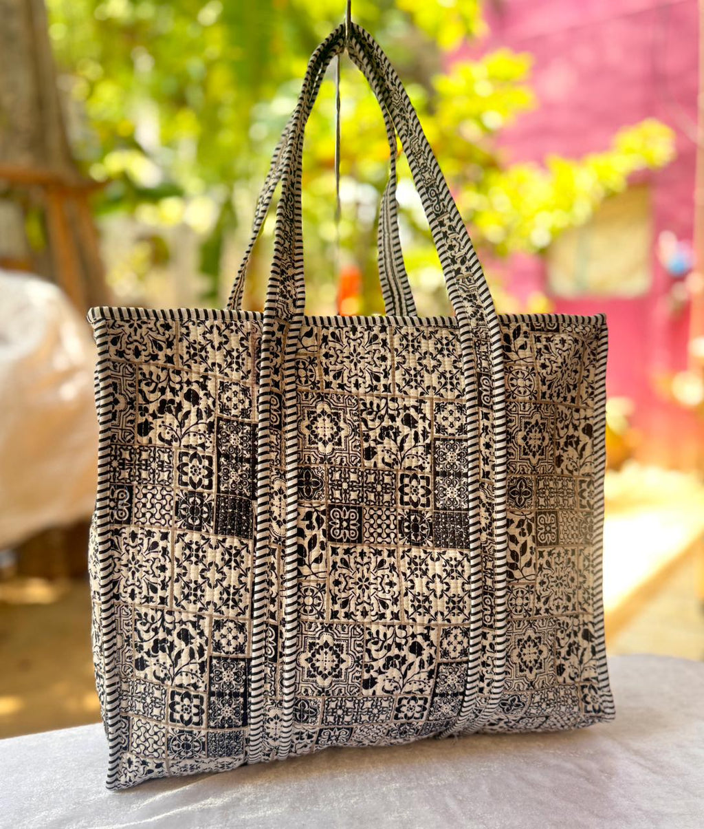 👜 Quilted Tote Bag with Zip Closure