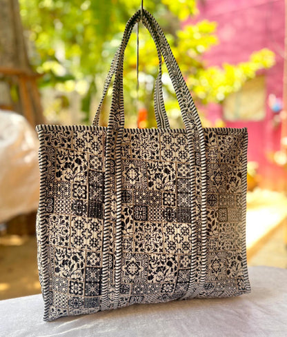 👜 Quilted Tote Bag with Zip Closure