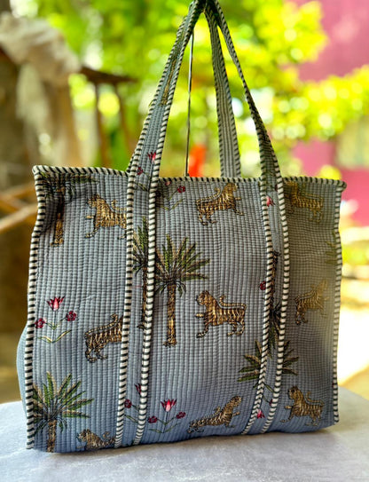 👜 Quilted Tote Bag with Zip Closure